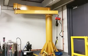 Proses sandblasting JIB Crane oleh teknisi profesional